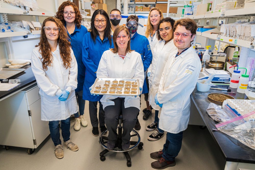 Professor Rebecca Ryals and members of her lab